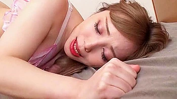 Jovem asiática BBW faz boquete na porta