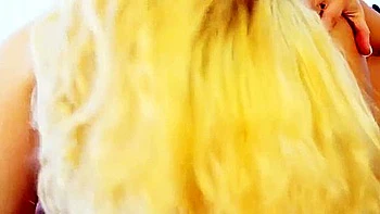 Блондинки лесбиянки Кали Картер и Кэти Паркер играют с мочой