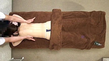 Adolescente asiatique Angel tentée et baisée en casting POV