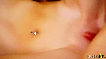 Adolescente rubia delgada abre piernas para follar a la vaquera profunda