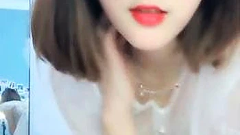 Sexy Amateur tanzt und zeigt ihren Körper