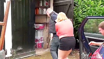 Большегрудая мачеха обожает лизать киску и жестко трахаться