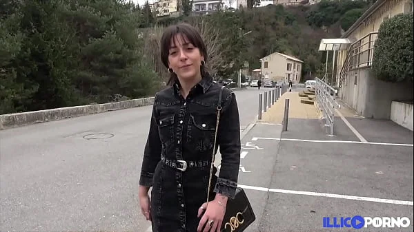 Manéa, 20 ans, veut une bonne bite pour assouvir ses envies